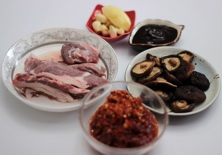 香菇芝麻牛肉酱,准备好所需食材；