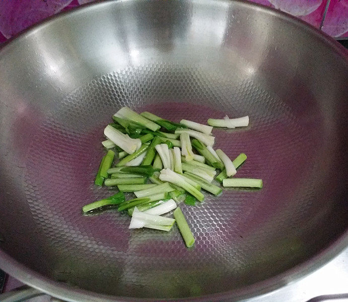 青蒜炒牛肉丝,锅热倒油、油多些,下蒜白煸香后盛起