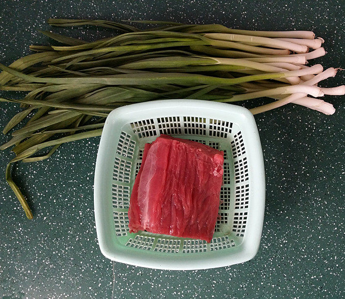 青蒜炒牛肉丝,备好食材