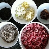 香菇芝麻牛肉酱,<a style='color:red;display:inline-block;' href='/shicai/ 216'>牛肉</a>、<a style='color:red;display:inline-block;' href='/shicai/ 230'>香菇</a>、葱<a style='color:red;display:inline-block;' href='/shicai/ 37'>姜</a>蒜分别洗净，切成碎末；