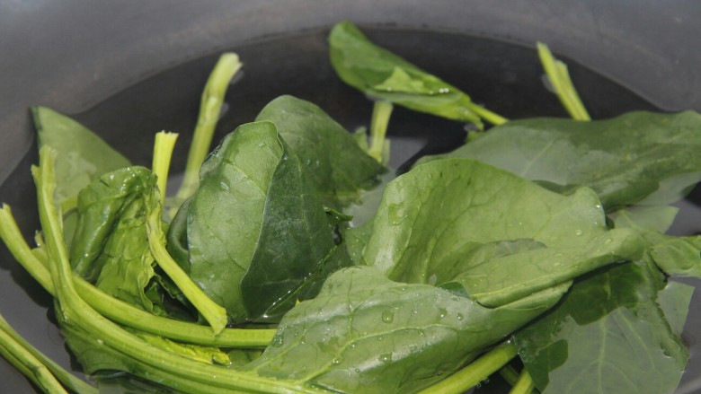 菠菜青酱意面,锅里烧<a style='color:red;display:inline-block;' href='/shicai/ 156925'>水</a>,焯一下