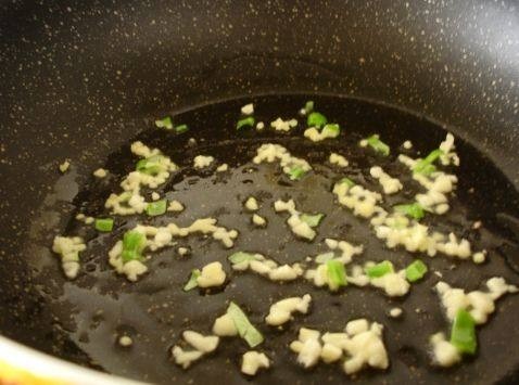 香菇芝麻牛肉酱,平底锅烧热，加入<a style='color:red;display:inline-block;' href='/shicai/ 851'>橄榄油</a>，放入葱姜蒜末爆香；