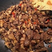 香菇芝麻牛肉酱,加入<a style='color:red;display:inline-block;' href='/shicai/ 705'>豆瓣酱</a>，继续翻炒；