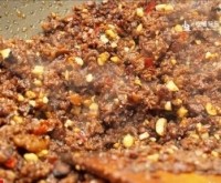 香菇芝麻牛肉酱,再加入熟的碾碎的花生米；