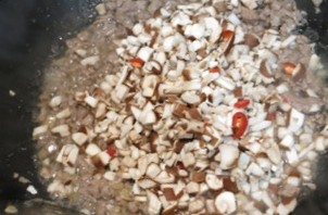 香菇芝麻牛肉酱,一直翻炒，直到牛肉和香菇流出汤汁；