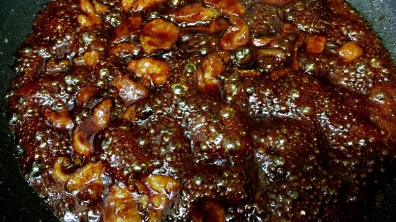 糖醋菜+糖醋肉,翻面,再盖锅盖焖煮5分钟