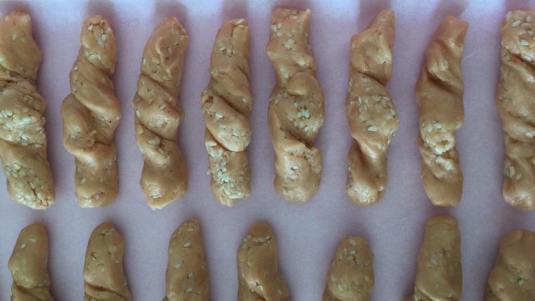 芝麻南乳饼干,拧完后排放进烤盘,
此时180度预热烤箱
在饼表面擦点蛋液
180度入烤箱烤20分钟