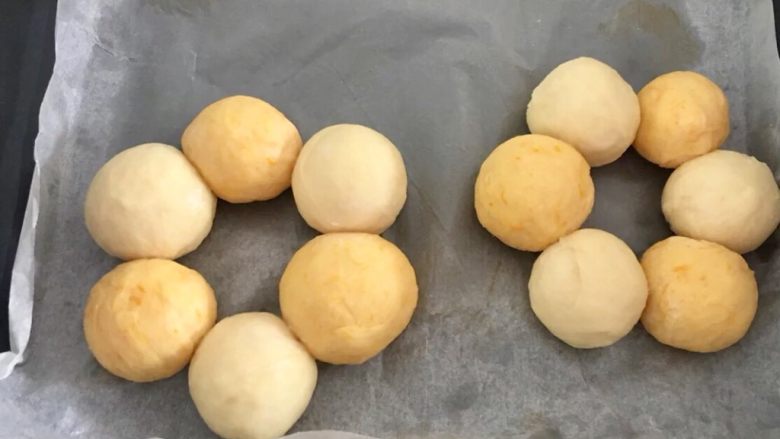 甜甜圈 非油炸,或者自己做出造型
烤箱预热,180度,15-20分钟