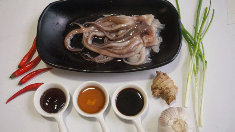 凉拌鱿鱼须,提前将原材料准备好
叨叨叨:鱿鱼须选择新鲜或者冰鲜的比较好,干发的鱿鱼须口感较硬不建议选择,鱿鱼须被水焯了之后会缩水,所以准备的时候量最好充足一点,否则不够吃哦