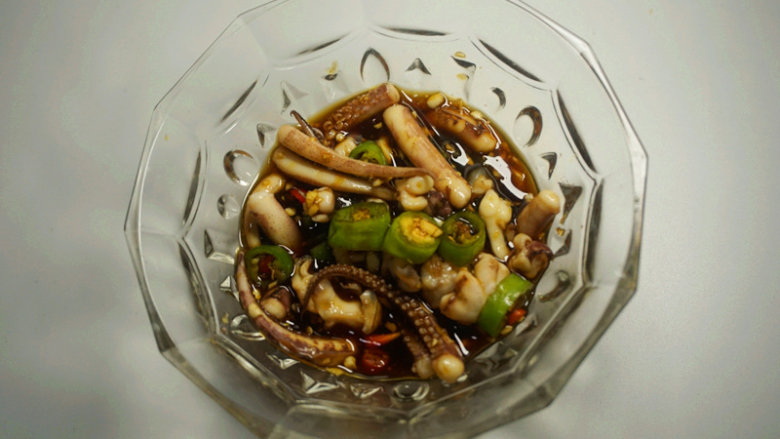凉拌鱿鱼须,将调好的汁儿淋在鱿鱼须上,搅拌均匀即可食用