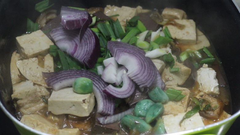 腊八蒜撞豆腐 摩卡私房菜,中火加腊八蒜,洋葱,青蒜爆香。