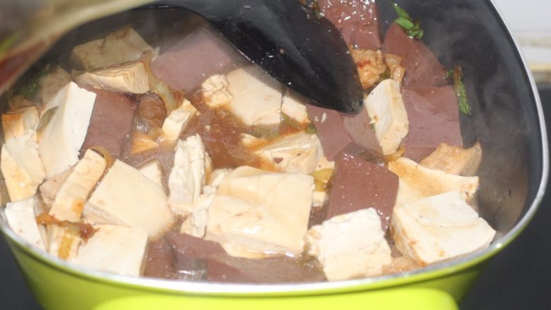 腊八蒜撞豆腐 摩卡私房菜,加料酒2勺,糖半勺,用铲子轻轻翻动豆腐,或者再晃动锅子让豆腐和汤汁均匀受热。