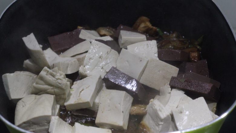 腊八蒜撞豆腐 摩卡私房菜,下泡好沥水过的豆腐晃动锅子,最好不用铲子容易把豆腐弄碎。