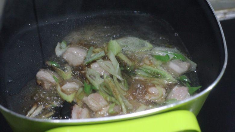 腊八蒜撞豆腐 摩卡私房菜,闻到葱姜的香味加一勺生抽,5滴老抽爆香。