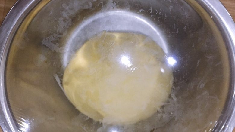 烘培之南瓜软欧包,将揉好的面团搓圆放大碗里用保鲜膜包裹好放入发酵箱中,28度发酵。