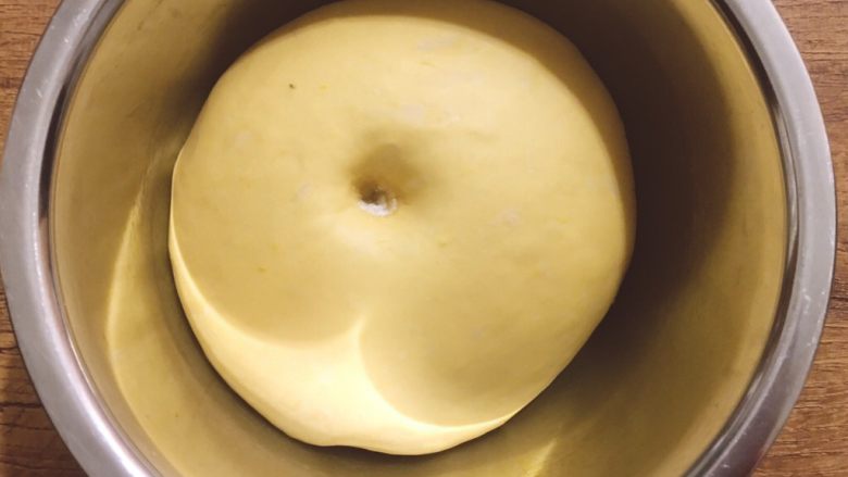 烘培之南瓜软欧包,发酵至俩倍大小,手指蘸面粉戳洞,不回缩不塌陷。