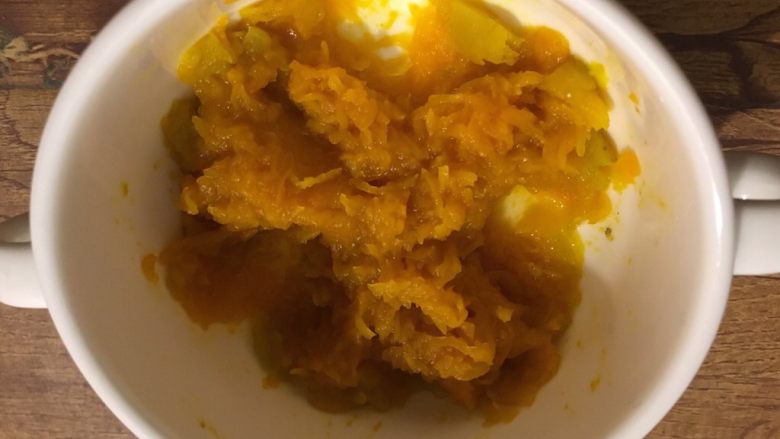 烘培之南瓜软欧包,将蒸好的南瓜捣碎,成南瓜泥,去皮后的南瓜泥差不多60g左右