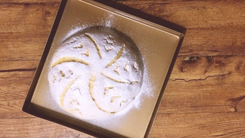 烘培之南瓜软欧包,用刀快速割出想要的花纹,下刀要快