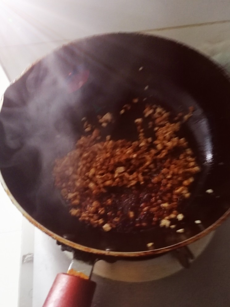 酱爆肉沫茄子,油热炒肉丝,加白糖,花椒粉少许,加少许红烧酱油翻炒