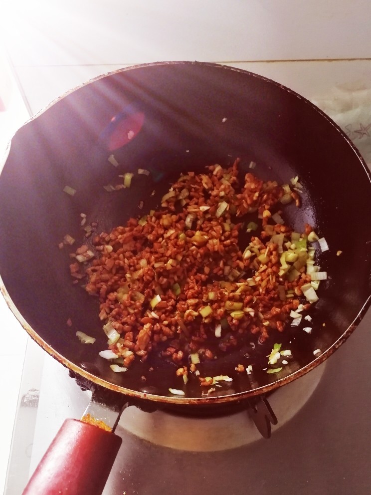 酱爆肉沫茄子,加葱姜蒜沫,