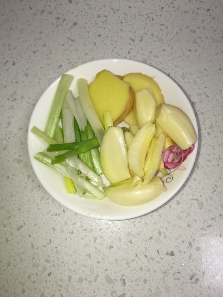 糖醋菜十#糖醋带鱼#:(创建于17/11~2017),葱姜蒜洗净,葱切成段,姜切成片,蒜剥去外皮。