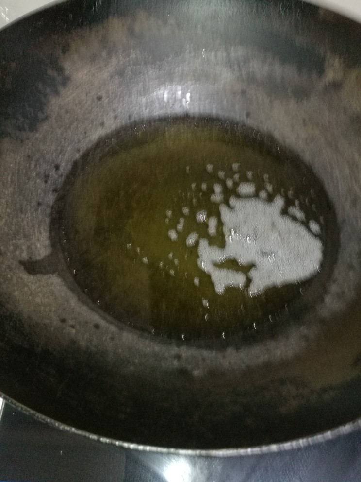 糖醋菜十#糖醋带鱼#:(创建于17/11~2017),起锅,注油,烧六成热。