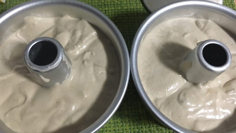 鸳鸯奶茶戚风蛋糕,倒入中空模具,震动几下震出大气泡