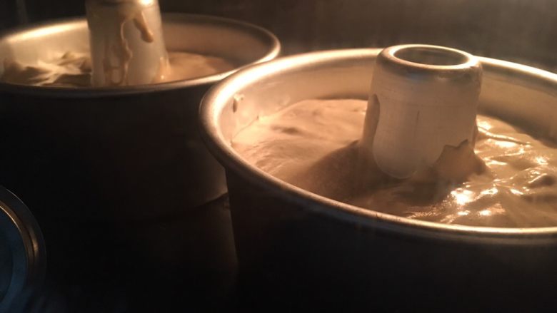 鸳鸯奶茶戚风蛋糕,烤箱预热180度,转170度40分钟左右