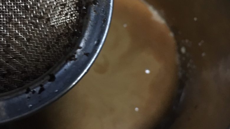 鸳鸯奶茶戚风蛋糕,接着过滤倒入红茶咖啡水,搅匀