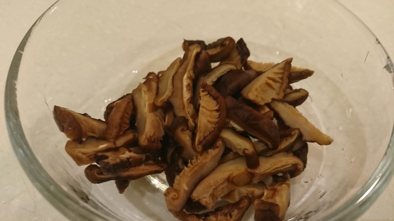 台式炒米粉,洗乾淨,擠乾水,去蒂頭,切絲。