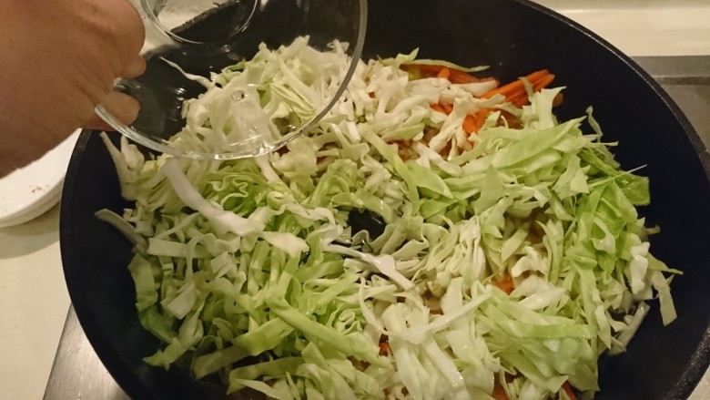 台式炒米粉,依顺序下材料:香菇絲>紅蘿蔔絲>油蔥酥>蝦皮>卷心菜,最後加兩碗水。