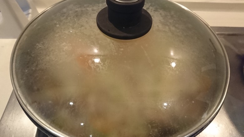 台式炒米粉,蓋起來,轉小火,燜煮2分鐘。