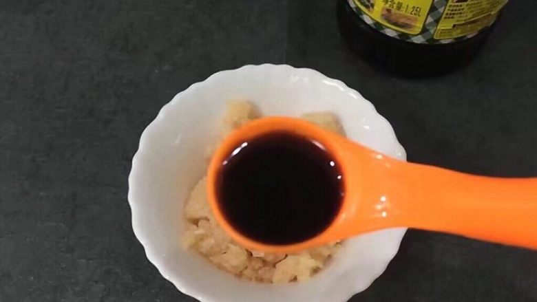 鸡胸肉酿秋葵,将盐放入碗中，放一勺<a style='color:red;display:inline-block;' href='/shicai/ 788'>生抽</a>