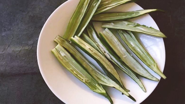 鸡胸肉酿秋葵,将所有的都挖去籽用盘子装好