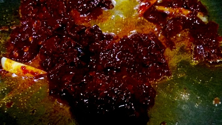 香辣毛肚,放入<a style='color:red;display:inline-block;' href='/shicai/ 46964'>郫县豆瓣酱</a>,炒出红油