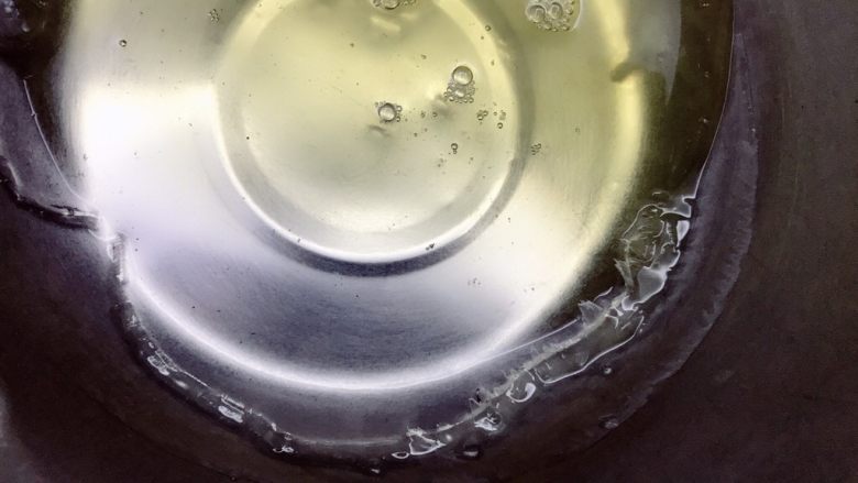 来一个可以“玩”的戚风,称好打蛋白要用的40g糖,打开烤箱预热。然后取出蛋白,此时周围已经有一圈冰渣了