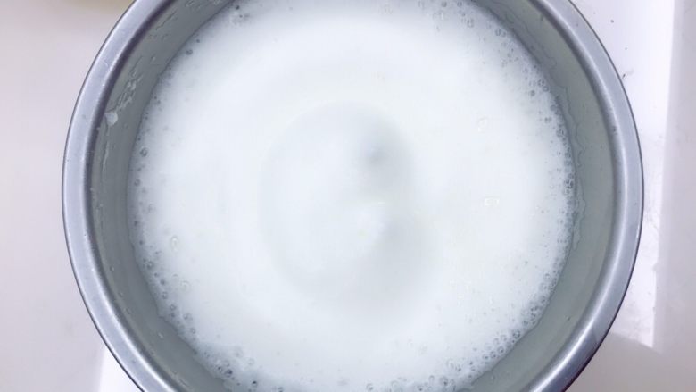 来一个可以“玩”的戚风,泡沫变细腻,加第二次糖,后一会儿再加最后一次