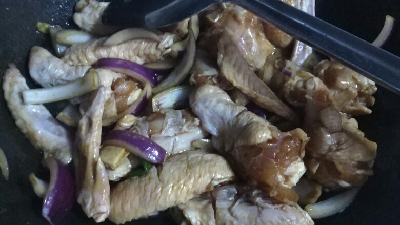 红烧鸡翅（家常版）,放入腌制好的鸡肉，开始翻炒