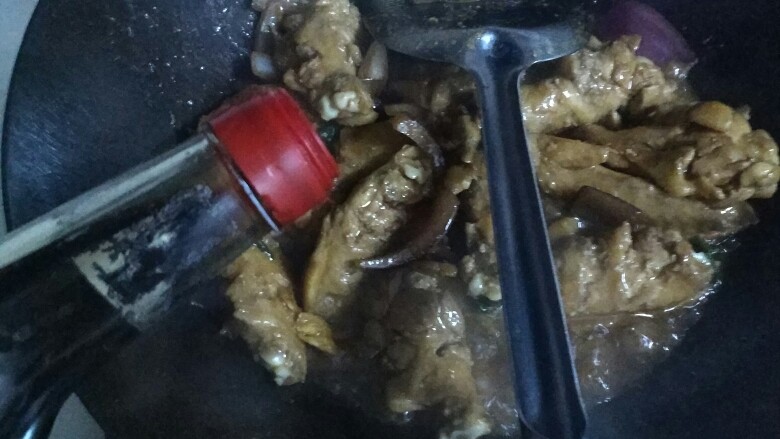 红烧鸡翅（家常版）,如果觉得颜色浅可以再少加点酱油，然后添水将漠过鸡翅即可