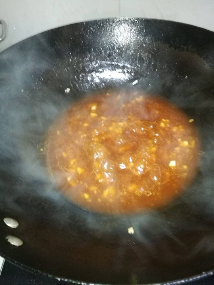 糖醋菜十#糖醋带鱼#:(创建于17/11~2017),加入豌汁和清水,继续炒制到冒泡为好。