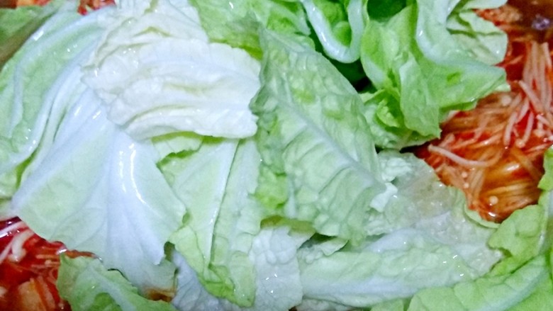 香辣毛肚,放入青菜,煮大约五分钟左右