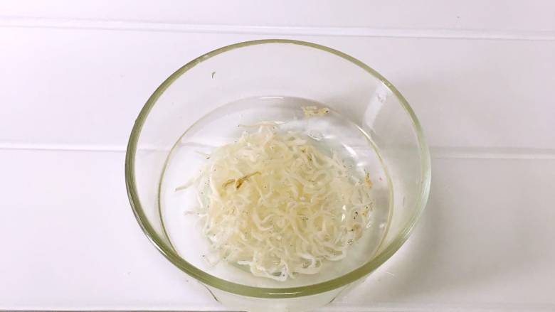银鱼蔬菜小米粥,小银鱼提前清洗几遍,放在冷水里浸泡至软。
PS:也可以买回来新鲜银鱼,清洗干净。没有银鱼也可以替换成鳕鱼,鲈鱼、三文鱼等。