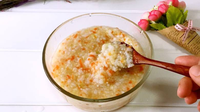 银鱼蔬菜小米粥,.如果是大宝宝吃,在粥出锅前也可以加少许盐调味,味道更棒棒哒!