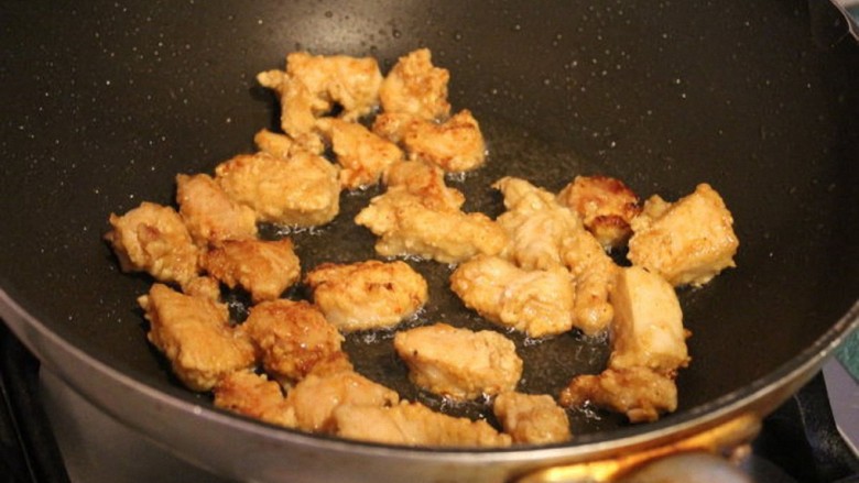 糖醋菜+糖醋荔枝鸡,平底锅用稍多一点油,半煎半炸至表面金黄,盛起备用。