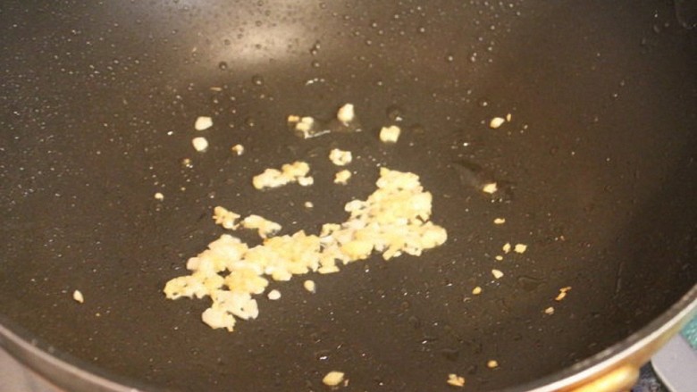 糖醋菜+糖醋荔枝鸡,炒锅热油,先爆香姜末蒜末