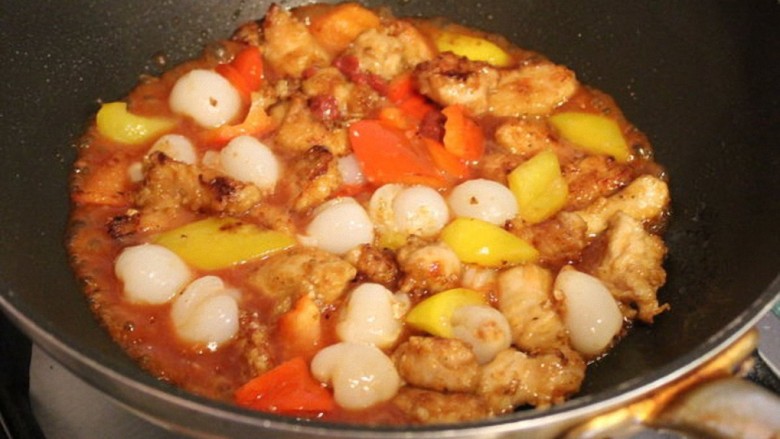 糖醋菜+糖醋荔枝鸡,酱汁倒入鸡肉荔枝锅,煮滚后转小火,约煮2分钟让食材入味。