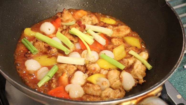 糖醋菜+糖醋荔枝鸡,放入<a style='color:red;display:inline-block;' href='/shicai/ 3250'>葱</a>段,拌一下就可起锅。