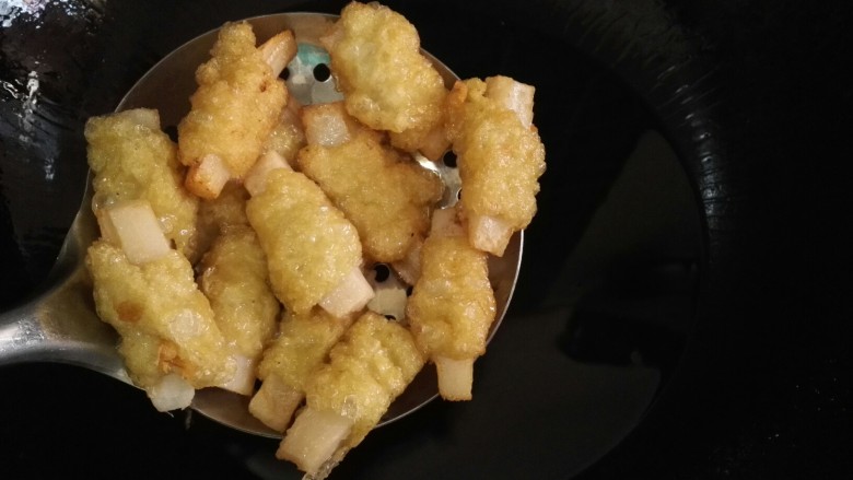 糖醋菜+素糖醋排骨,炸至表面定型捞出。