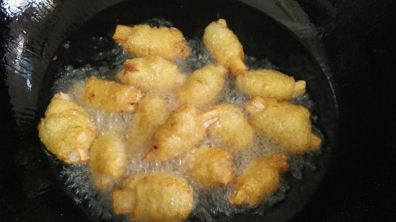 糖醋菜+素糖醋排骨,再转大火，把刚炸定型的全部倒入锅中继续炸。