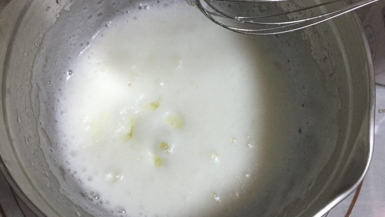 大理石戚风蛋糕,打到鱼眼泡消失,蛋白浓稠的时候放入第二次糖